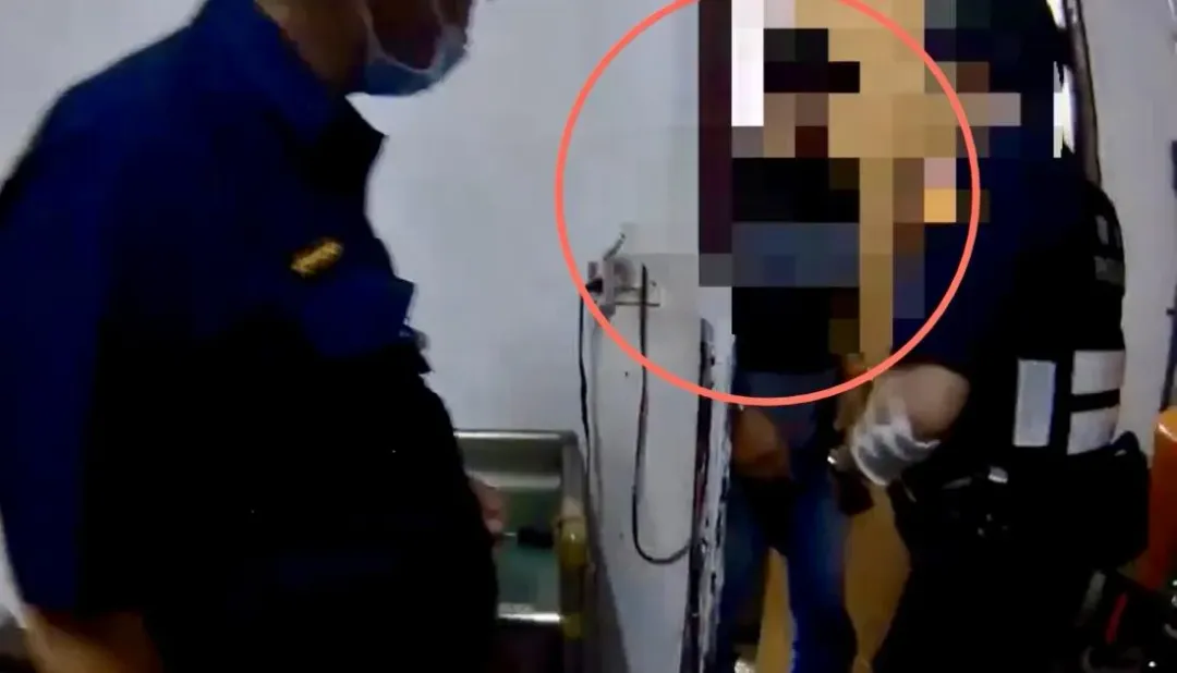 警方確認嫌犯身分到住處逮人。（圖／翻攝畫面）
