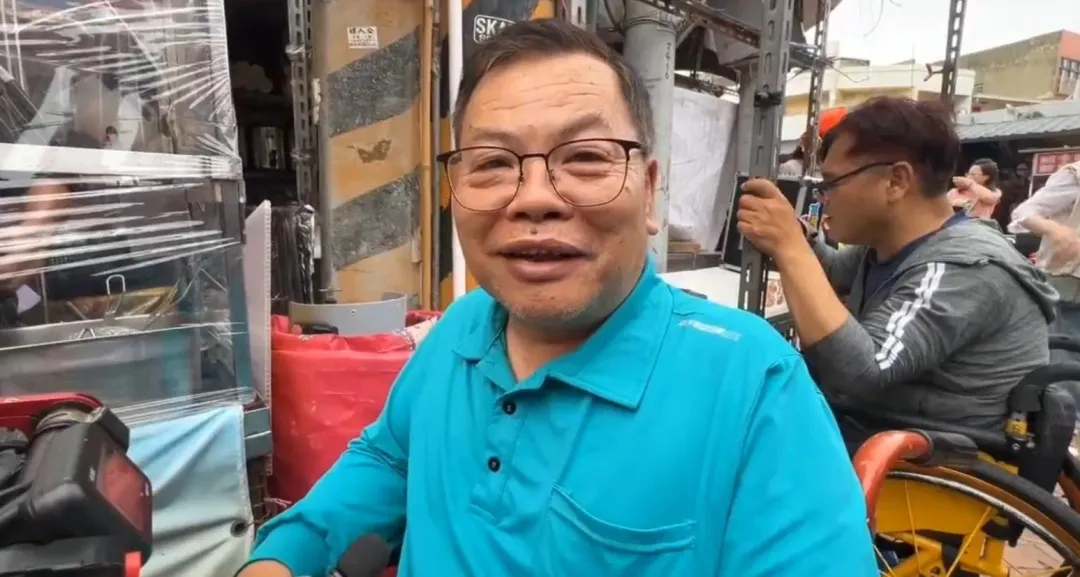 店家表示長期受到媽祖的照顧，因此發熱狗與香燈腳結緣。（圖／中天新聞）