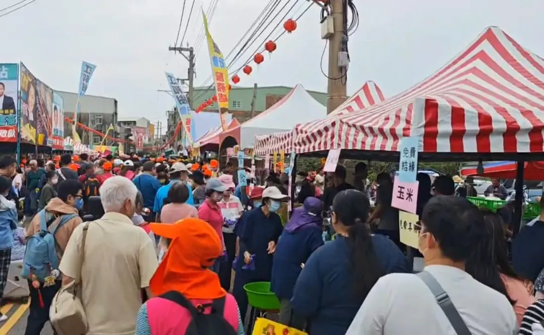 白沙屯媽祖進香活動，不少人發放結緣品。（圖／中天新聞）