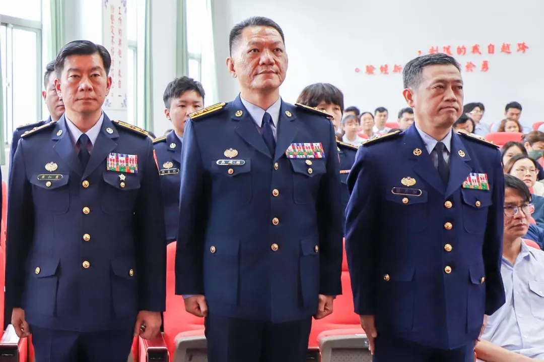 圖左至右，覃仁勇副分署長、吳建冠副分署長及林昇和參議。(圖/海巡署)