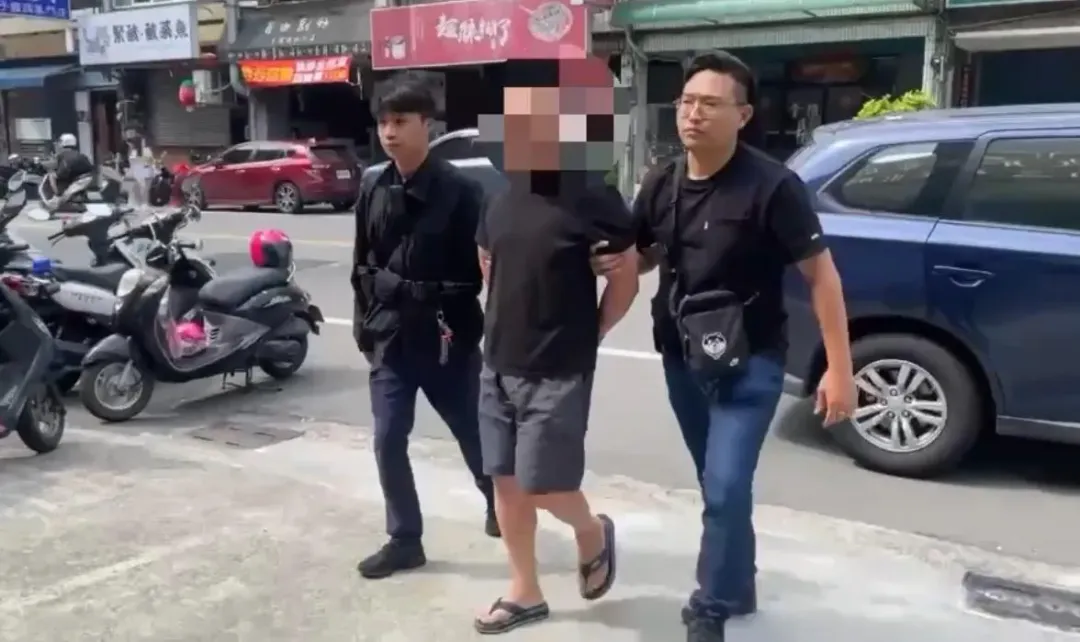 男子持刀行搶遭警方逮捕送辦。(圖/翻攝畫面)