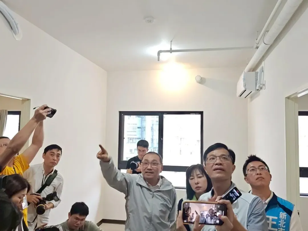 新北市長侯友宜特別關注天花板挑高及管線的安排。（圖／新北市政府提供）