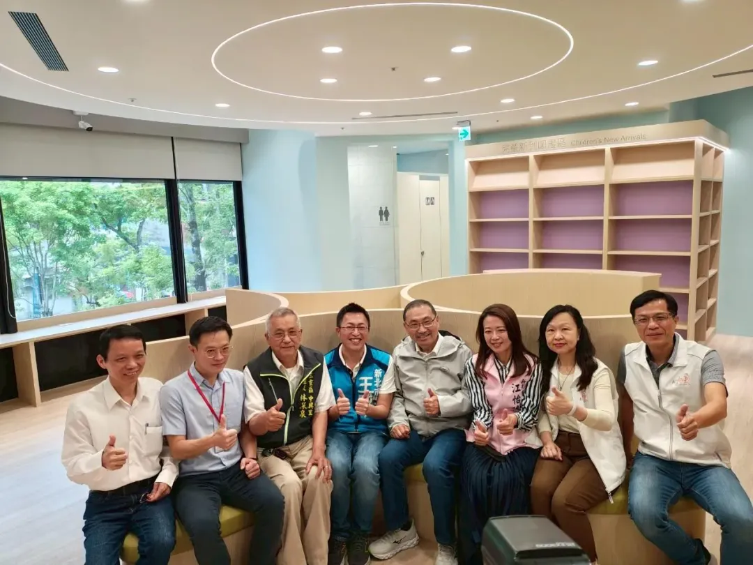 新北市侯友宜對於都更中繼宅三重基地的環境相當滿意，頻頻稱讚。（圖／新北市政府提供）