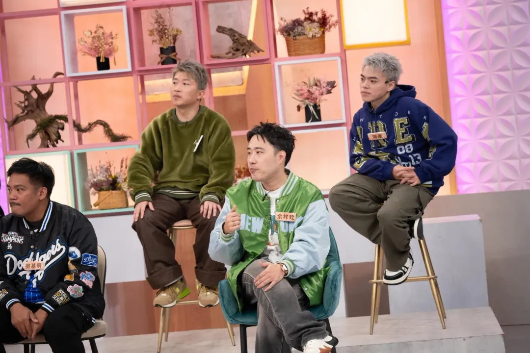 張立東（左）澄清先前被小S潑水時沒有生氣。（圖／東森提供）