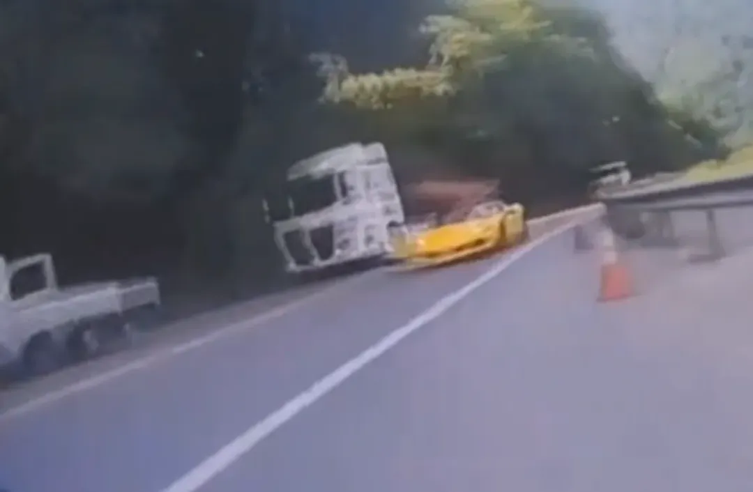 有民眾的行車記錄器拍到，多輛超跑不僅高速跨越雙黃線、逆向行駛，還在砂石車陣中穿梭超車。（圖/翻攝畫面）