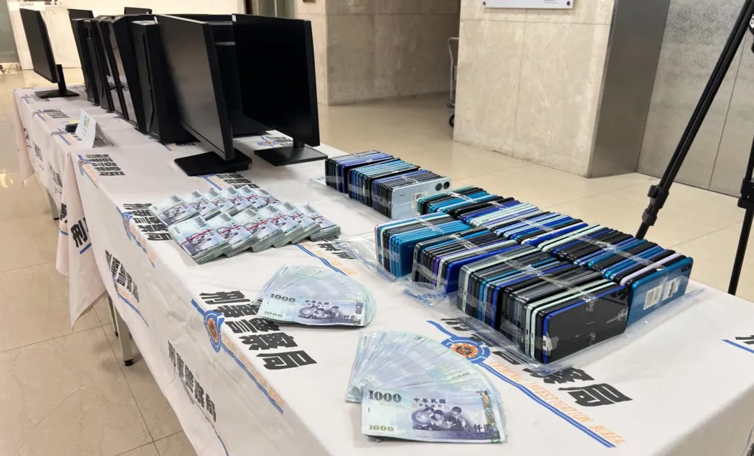 警方查扣大批證物與贓款。（圖／翻攝畫面）