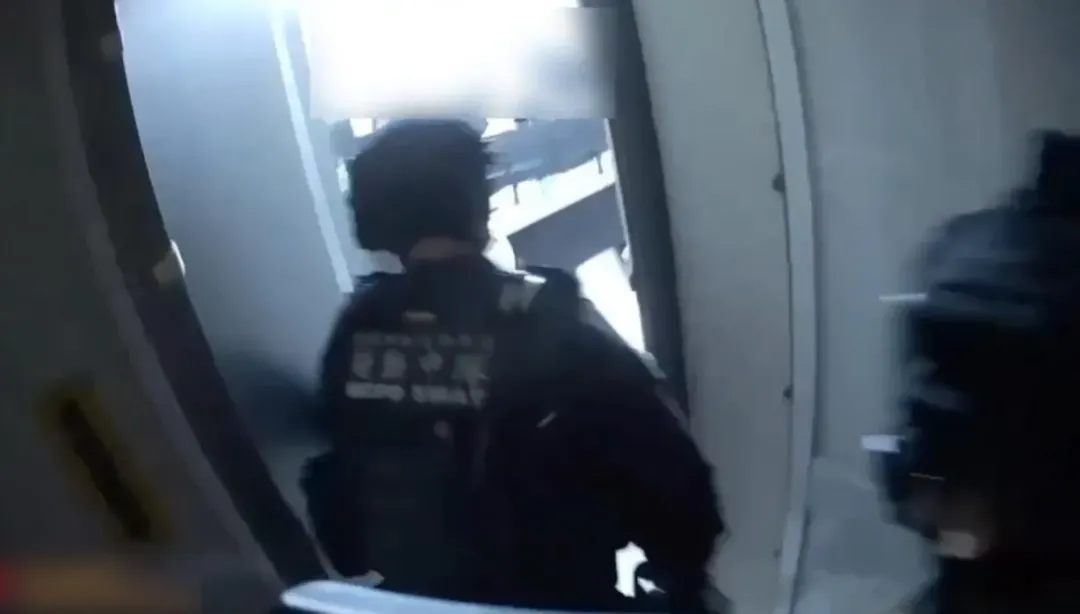 警方破門執行攻堅搜索。（圖／翻攝畫面）