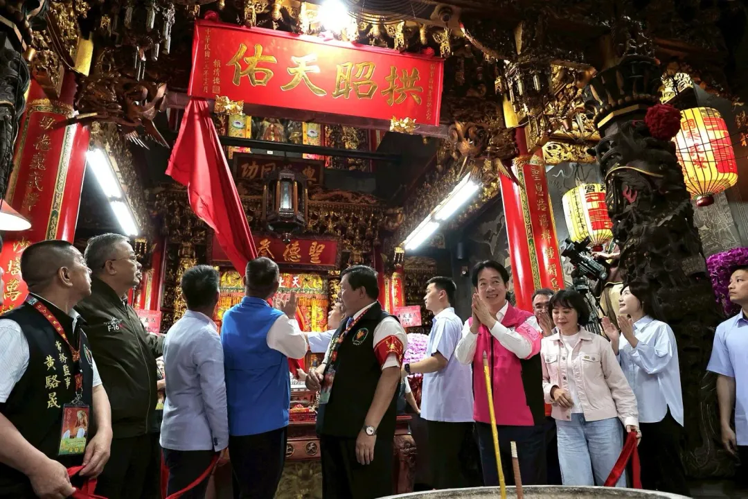 賴清德贈「拱昭天佑」匾額並揭匾。（圖／拱天宮文化組提供）