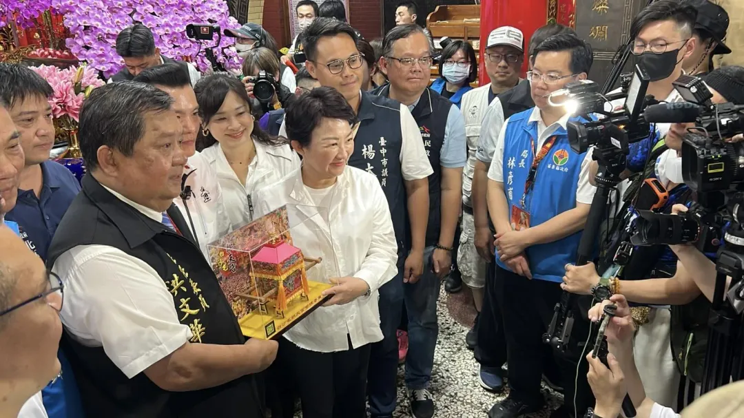 盧秀燕和廟方人士互贈紀念品並合影紀念。（圖/中天新聞）