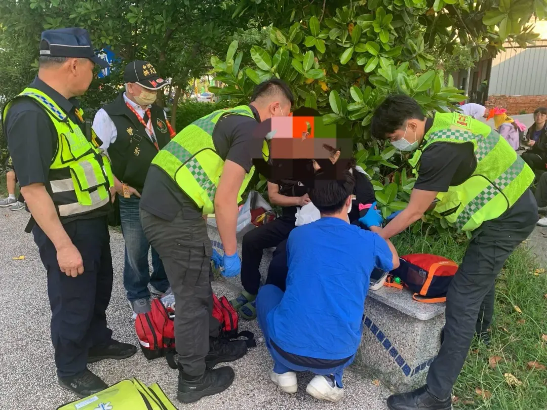 員警與民眾將老婦攙扶到路邊休息。(圖/翻攝畫面)
