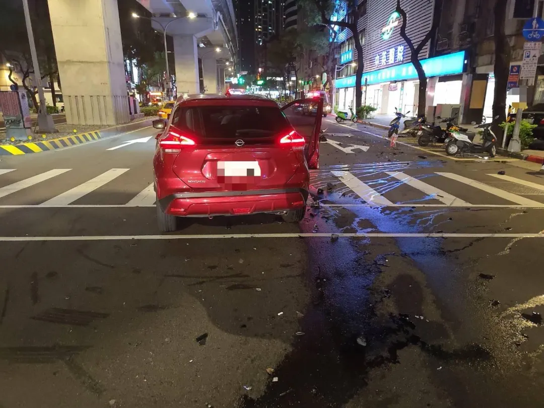 新北市板橋區文化路一段於1日晚間10時許發生一起嚴重交通事故。（圖／警方提供，下同）