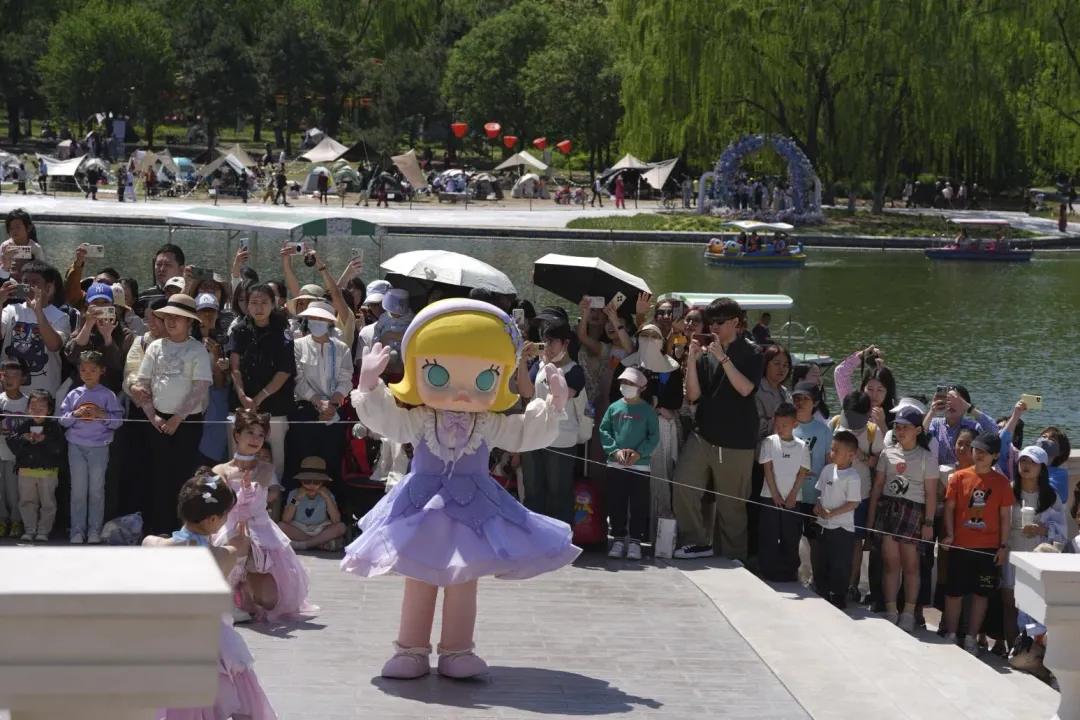 北京一處景區昨五一假期擠滿遊客。(圖/美聯社)