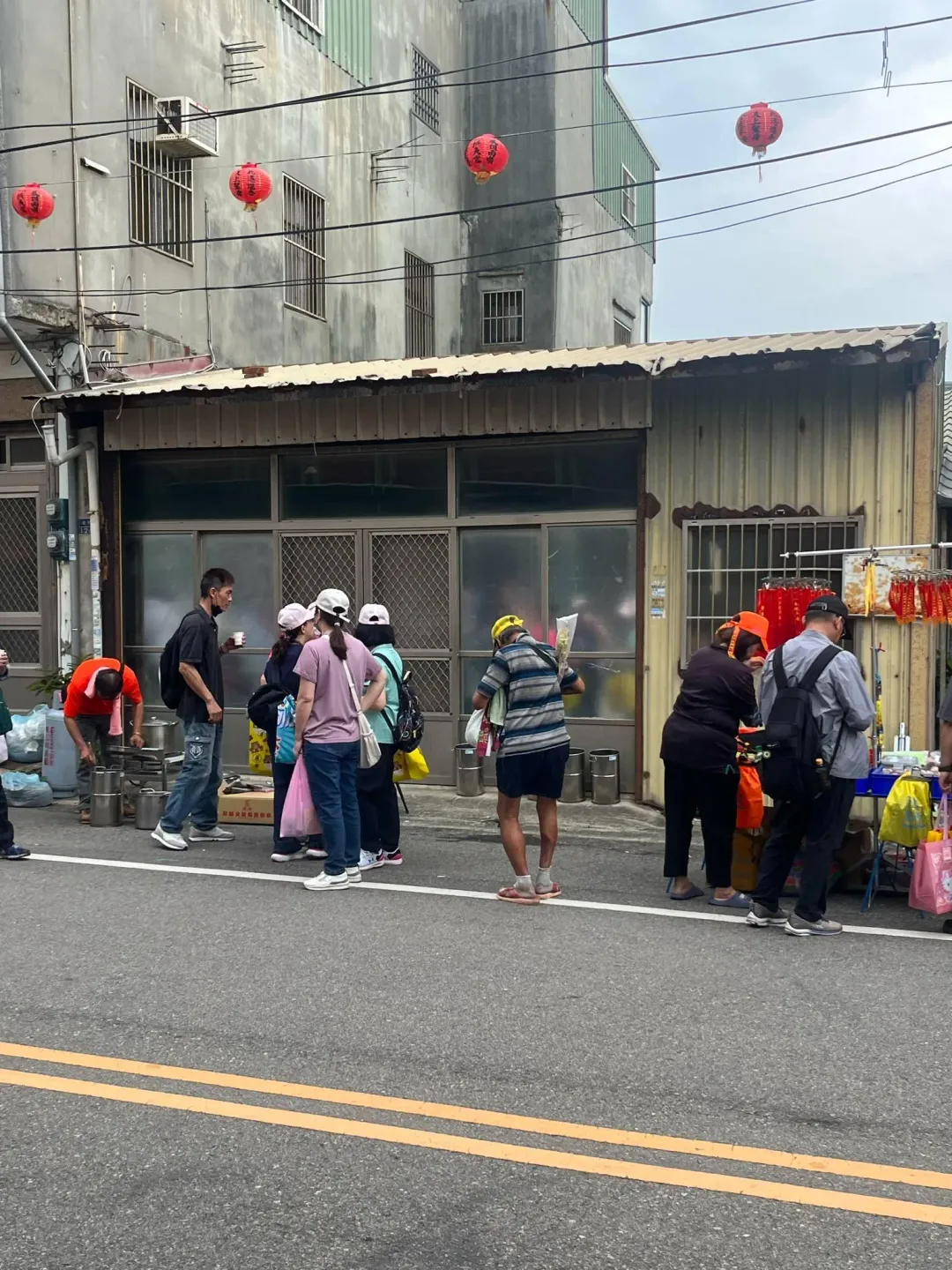 勇腳伯穿著拖鞋追隨媽祖，許多網友直呼令人欽佩。（圖／曾建勛授權提供）