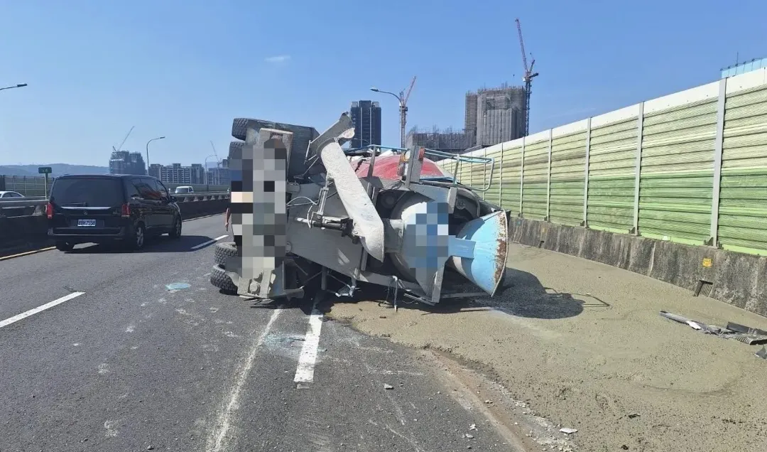 水泥預拌車翻覆砂石傾瀉而出。（圖／翻攝畫面）