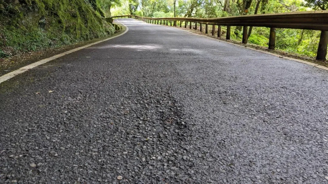 台8線神木路段路面修復,每2小時放行一次車流。(圖/交通部公路局提供)