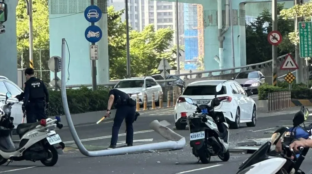 車禍撞斷燈桿從高架掉落地面。（圖／翻攝畫面）