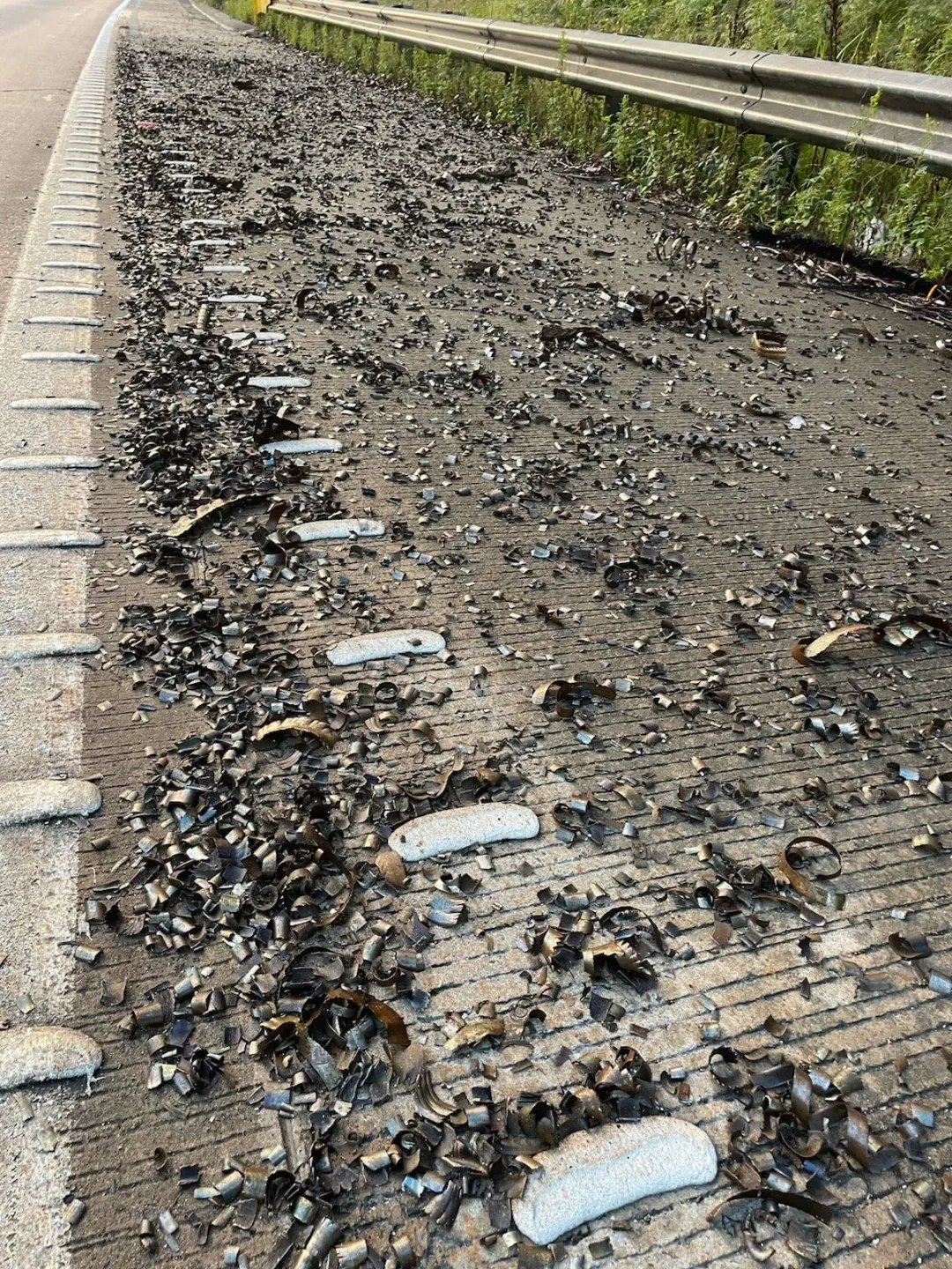 澳洲一輛卡車2日在M1高速公路上不慎散落約750公斤的尖銳金屬碎片。(圖/翻攝自X@LiveTrafficNSW)