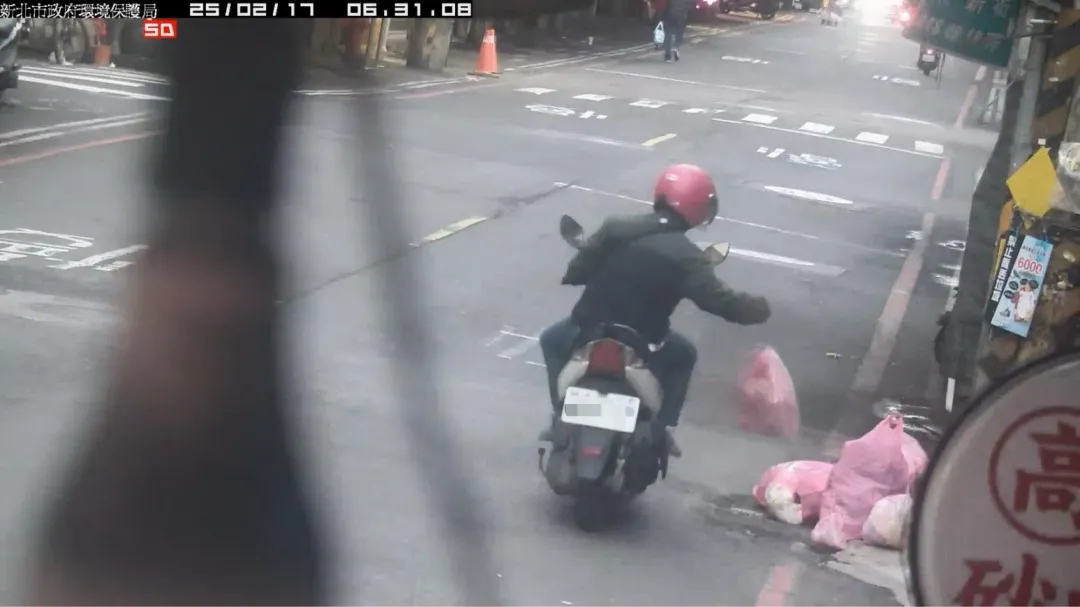 透過監視器影像進行取締機車違法亂丟垃圾。（圖／新北市環保局提供）