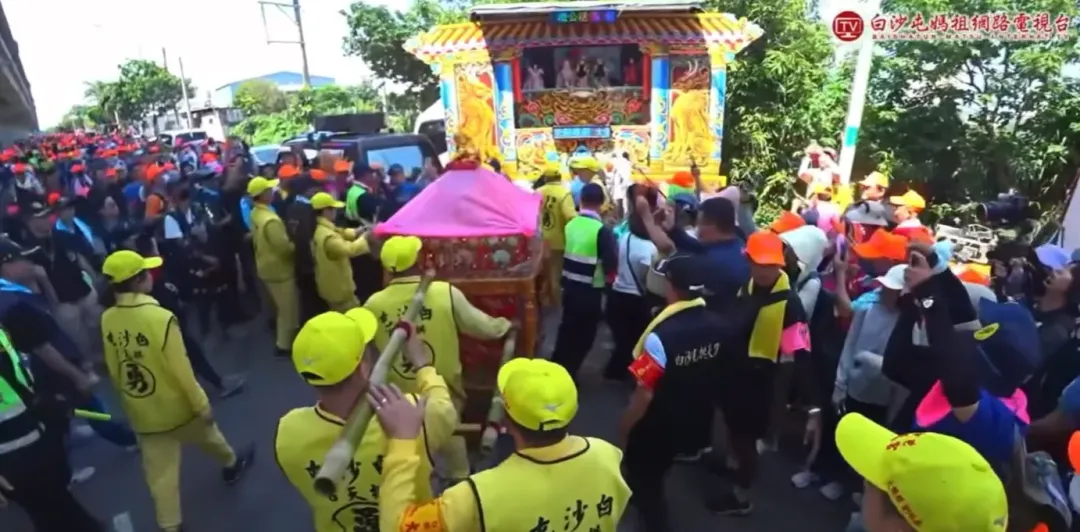 白沙屯媽祖愛看布袋戲。（圖／翻攝自白沙屯媽祖網路電視台）