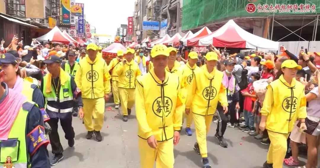 信眾們高喊「媽祖媽祖我愛你」。（圖／翻攝自白沙屯媽祖網路電視台）