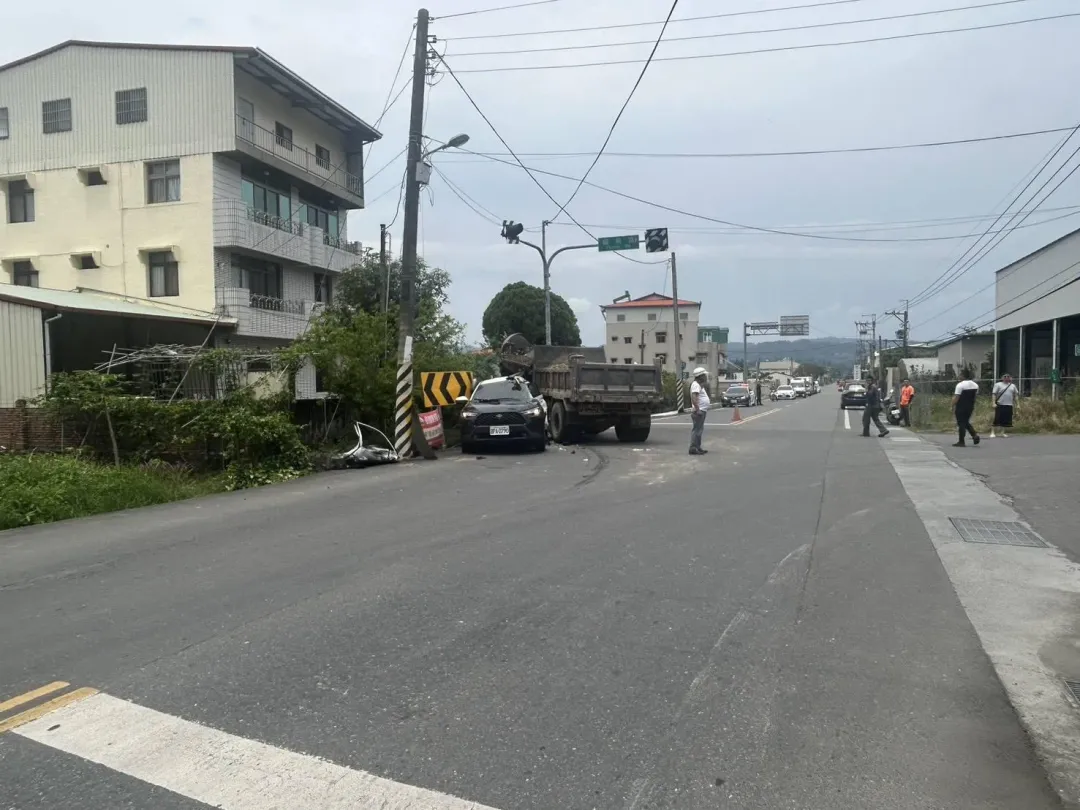 埔里警追查註銷號牌機車遭無牌砂石車撞擊釀2傷。（圖／中天新聞）