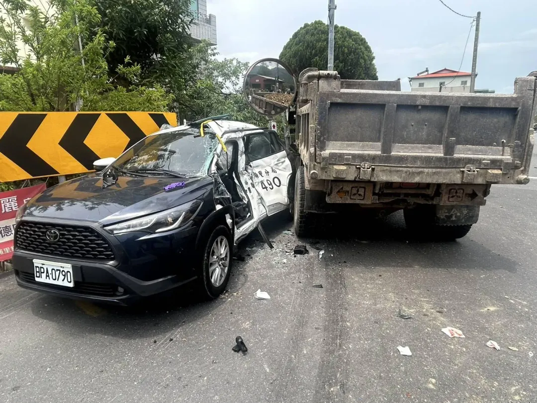 埔里警追查註銷號牌機車遭無牌砂石車撞擊釀2傷。（圖／中天新聞）