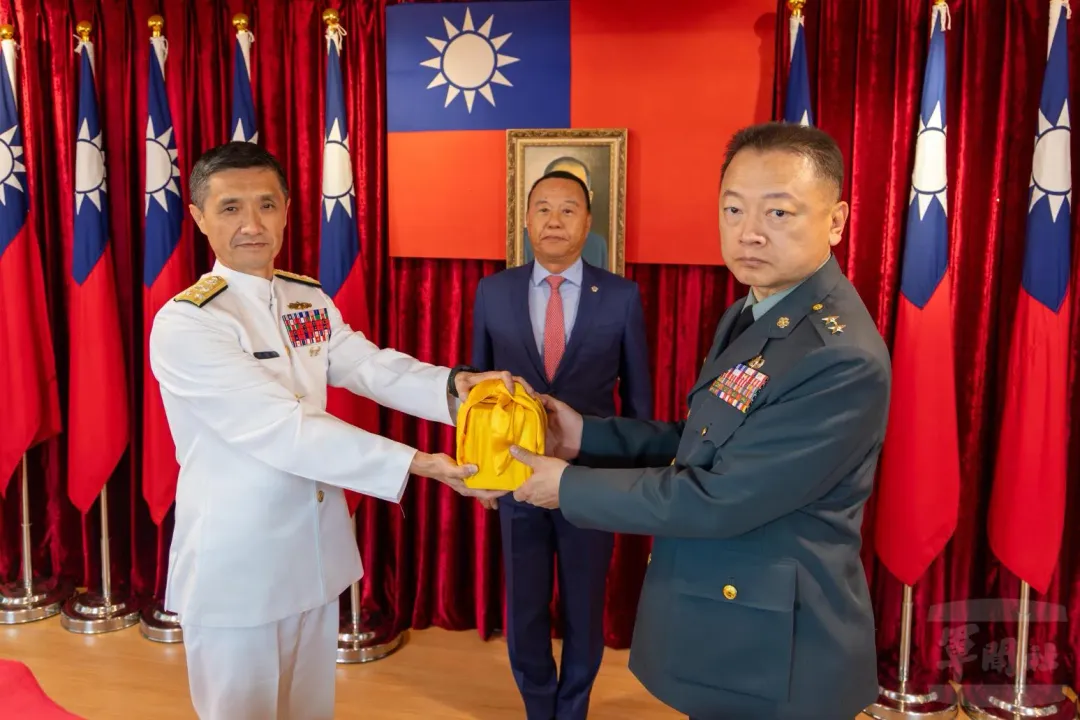 孫立方(圖右)與陳道輝交接印信。(圖/軍聞社)
