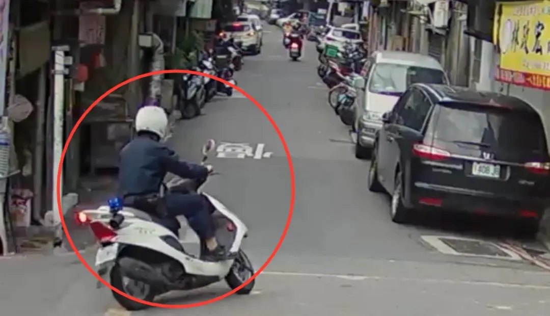 三重分局員警騎車趕現場發生車禍。（圖／翻攝畫面）