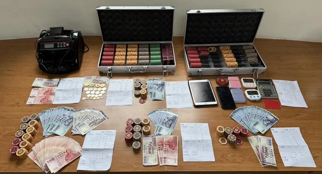 警方查扣賭具賭資等證物。（圖／翻攝畫面）