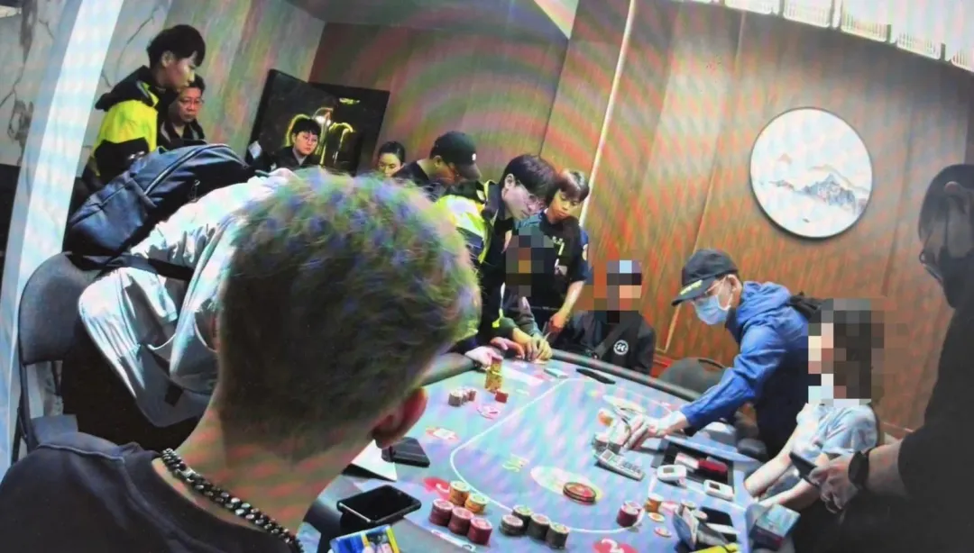 警方攻堅搜索德州撲克職業賭場。（圖／翻攝畫面）