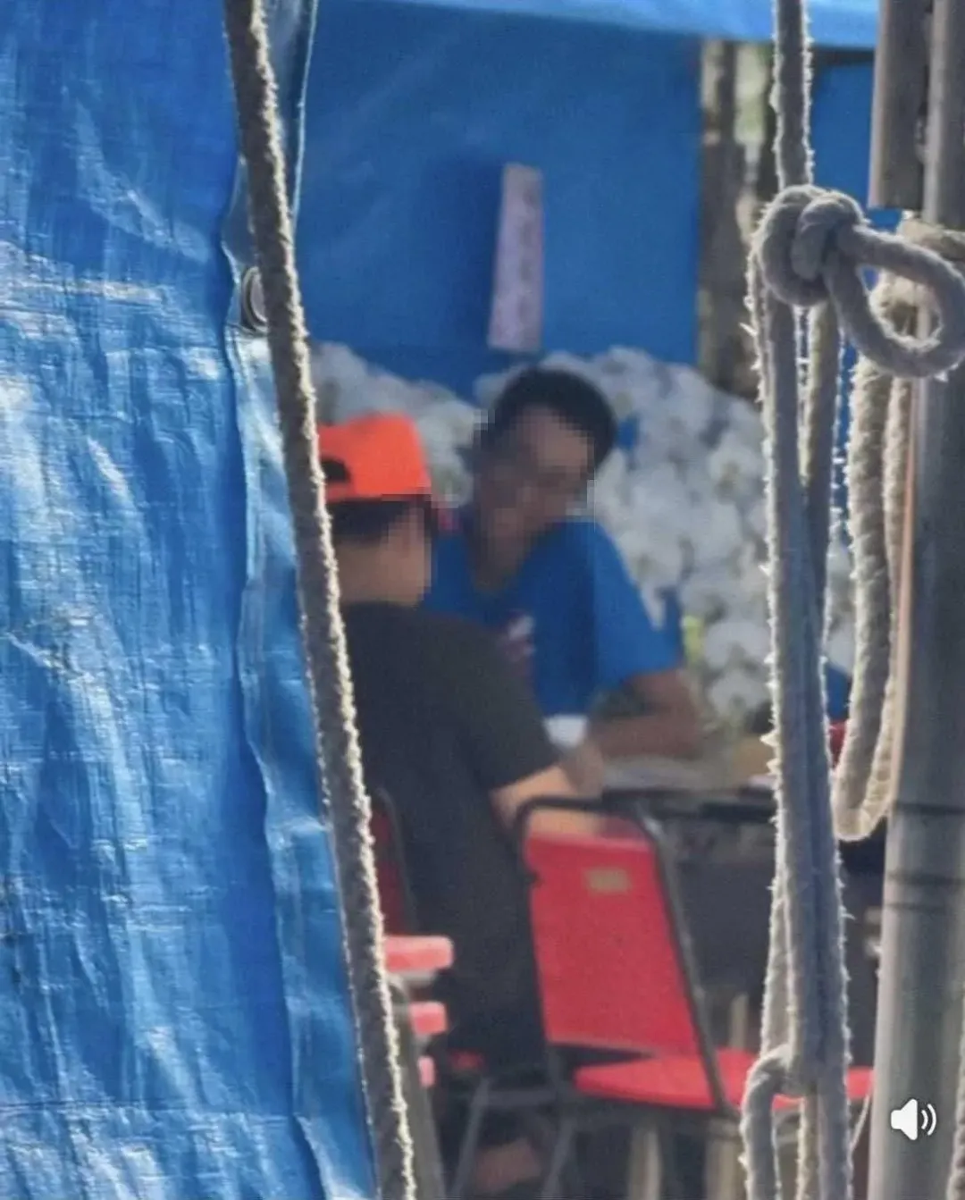 有網友指出竟有跟隨白沙屯媽祖的香燈腳進到喪家拿飲料喝。（圖／翻攝自臉書宗教爆報）