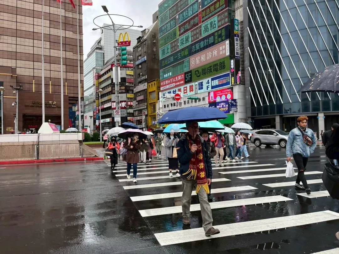 台灣中部以北、東半部地區及恆春半島均有局部短暫陣雨或雷雨發生的機會。（示意圖／中天新聞）