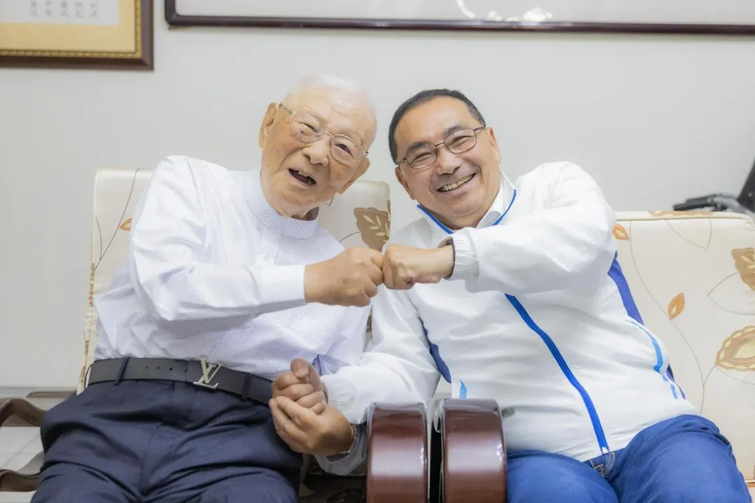 新北市長侯友宜近年來,逢年都會拜會許歷農並為其慶生。(圖/取自侯友宜臉書)