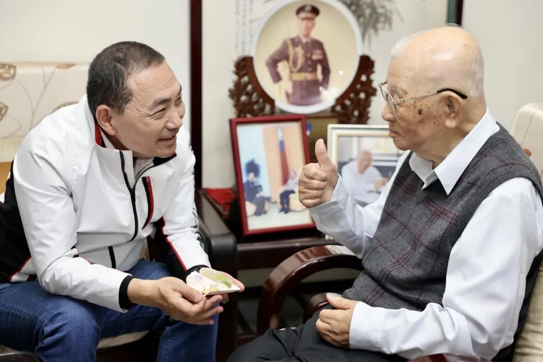 新北市長侯友宜近年來,逢年都會拜會許歷農並為其慶生。(圖/取自侯友宜臉書)