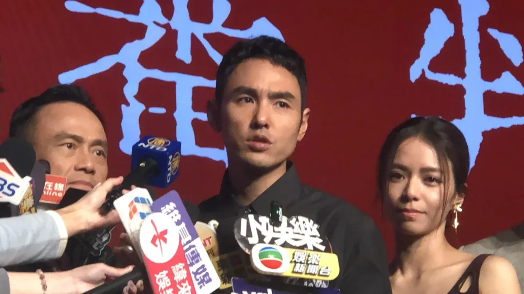 阮經天（中）透露在《沉默的審判》飾演謝欣穎的前夫「林三」。（圖／記者郭竹倩 攝）