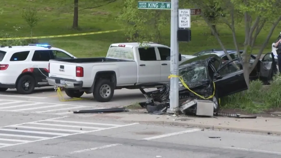 美國一名遭警槍殺的少年父親開車撞死一名副警長。(圖/美聯社)