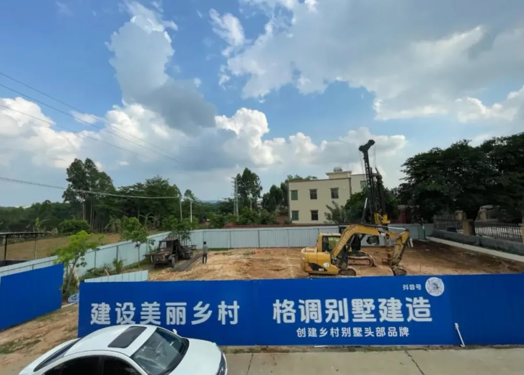 全紅嬋老家蓋40坪別墅，施工現場已圍起鐵皮。（圖／翻攝極目新聞）