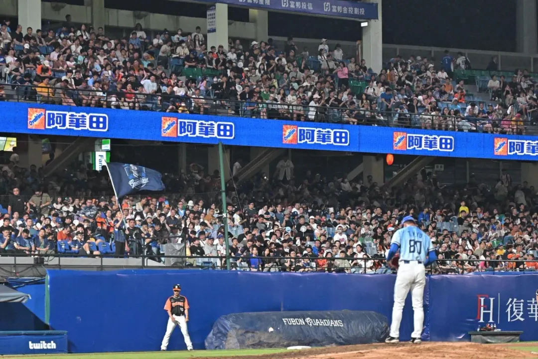 中職創造史上首次「室外球場三地同時破萬人」的紀錄。(圖/翻攝自富邦悍將臉書)