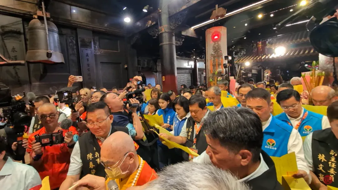 2025年拱天宮收到1920份吉祥文疏，動員眾多香燈腳加入誦讀文疏行列。（圖／翻攝自YouTube@baishatun_tv）