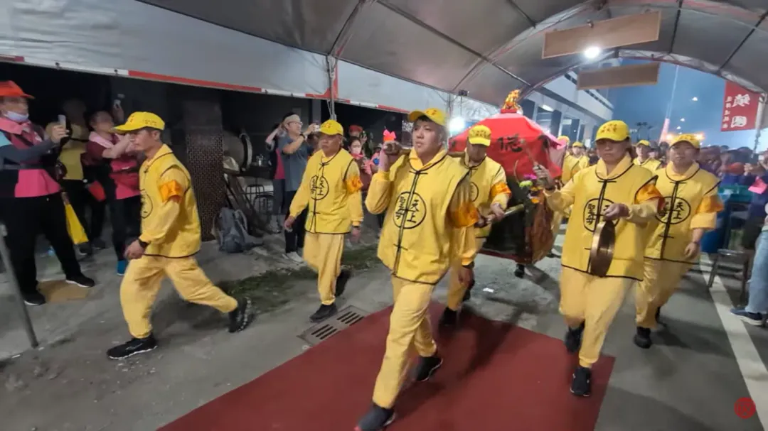 今年全台各地超過33萬名香燈腳報名隨行,與白沙屯媽祖前往進香。(圖/翻攝自YouTube@baishatun_tv)
