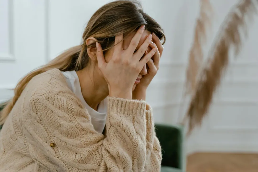 英國50歲女性莎拉科爾威爾中風後罹患「外國口音綜合症」，讓她說話帶有濃重亞洲腔調，甚至因此遭歧視。（示意圖／非當事人／取自pexels）