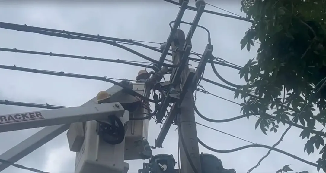 台電緊急派員至現場搶修。(圖/中天新聞)