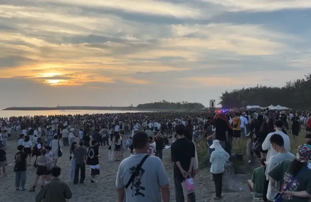民眾可以在沙灘上聽演唱會、觀賞海平線上的夕陽。（圖／中天新聞）