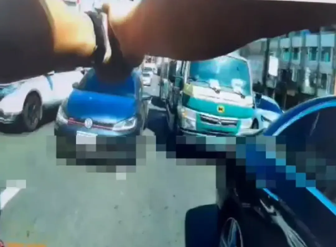 台南歸仁警方5日下午圍捕3名詐團車手，對方開車逃逸，員警對空開槍5次喝止。（圖／中天新聞）