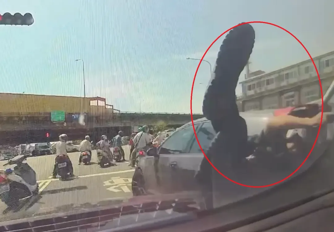 員警追捕車手途中被撞飛到他車擋風玻璃上，可以想見當時撞擊力道之大。（圖／中天新聞）