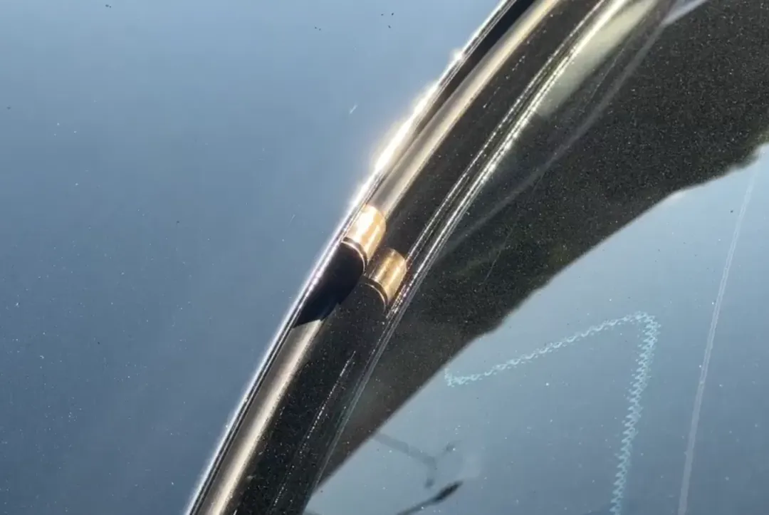 員警對空開槍後的彈殼還留在周圍轎車上。（圖／中天新聞）