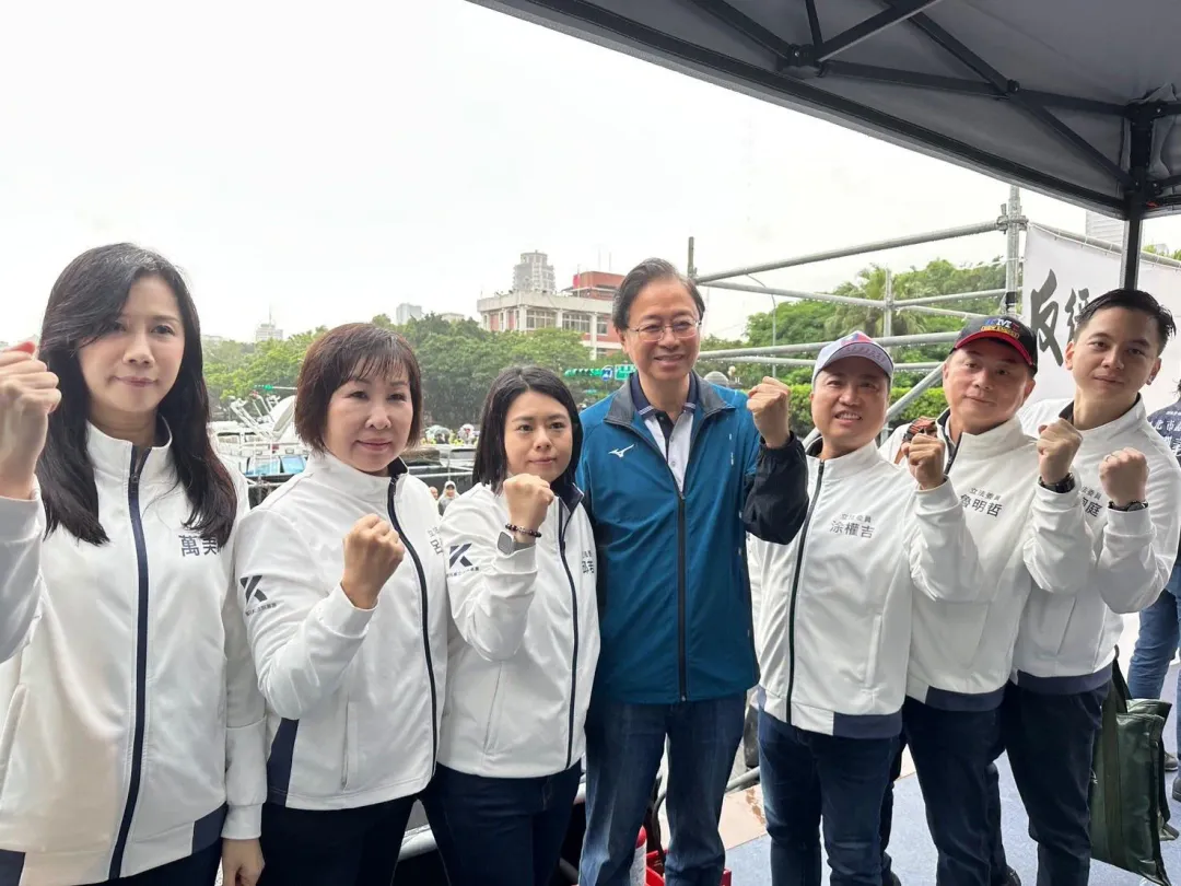 左起萬美玲、呂玉玲、邱若華、張善正、涂權吉、魯明哲、牛煦庭。（圖／翻攝自萬美玲臉書）