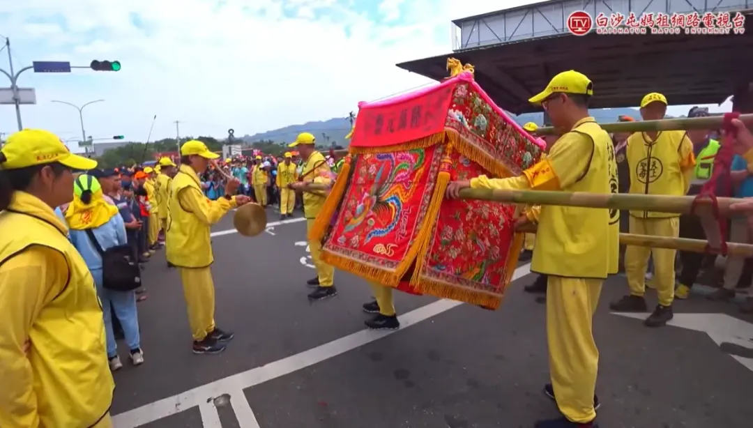 媽祖停在路口猶豫許久。（圖／翻攝自白沙屯媽祖網路電視台）