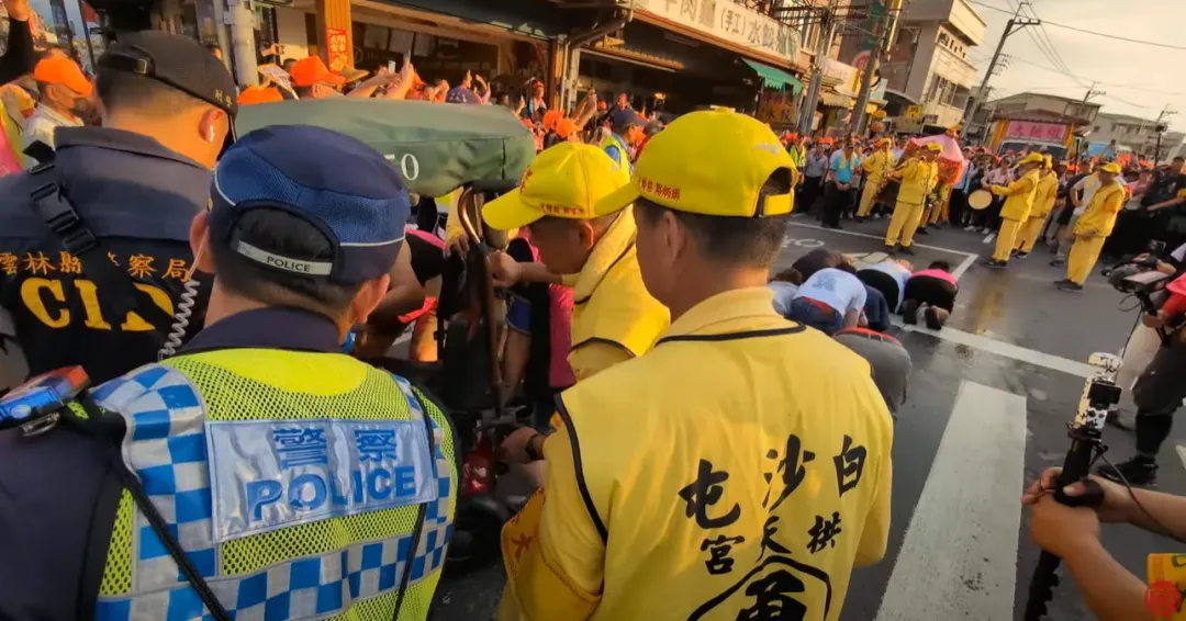 眾人合力把電動輔助車搬到路邊，讓媽祖能順利通過。（圖／翻攝自白沙屯媽祖網路電視台YouTube）