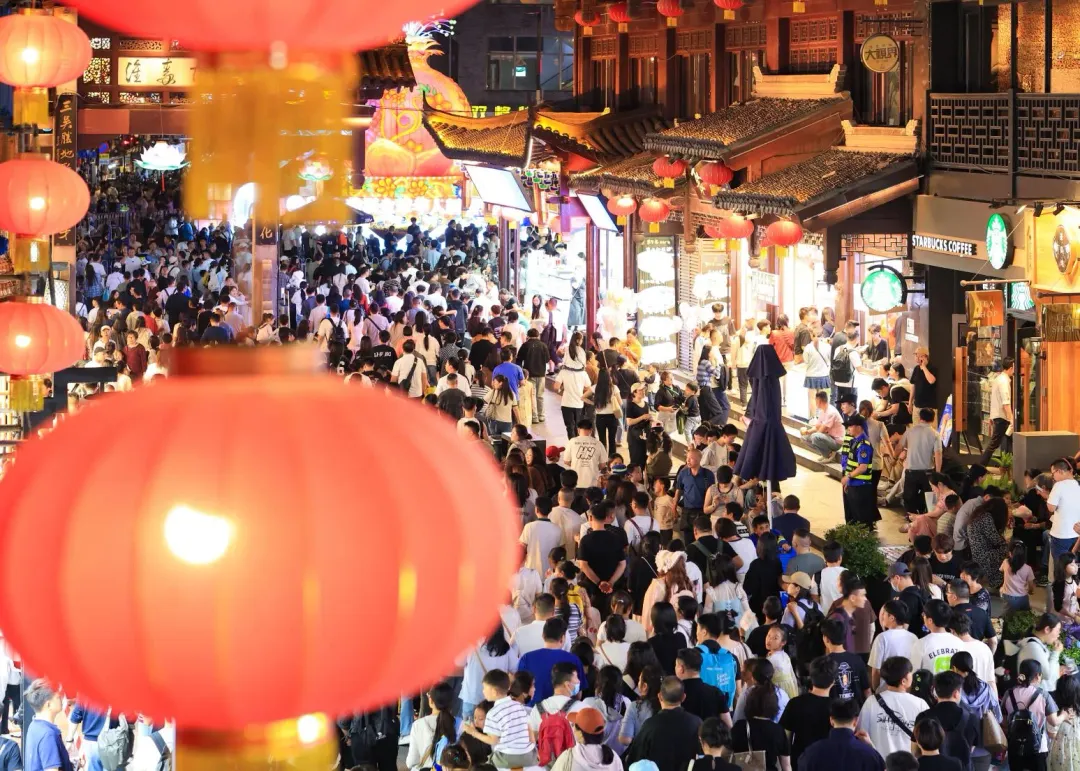 「越夜越美麗」五一假期夜間客流量7595.44萬人次。（圖／新華社）
